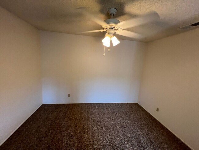 Building Photo - Roseville Cirby Woods Halfplex near Hwy 80...