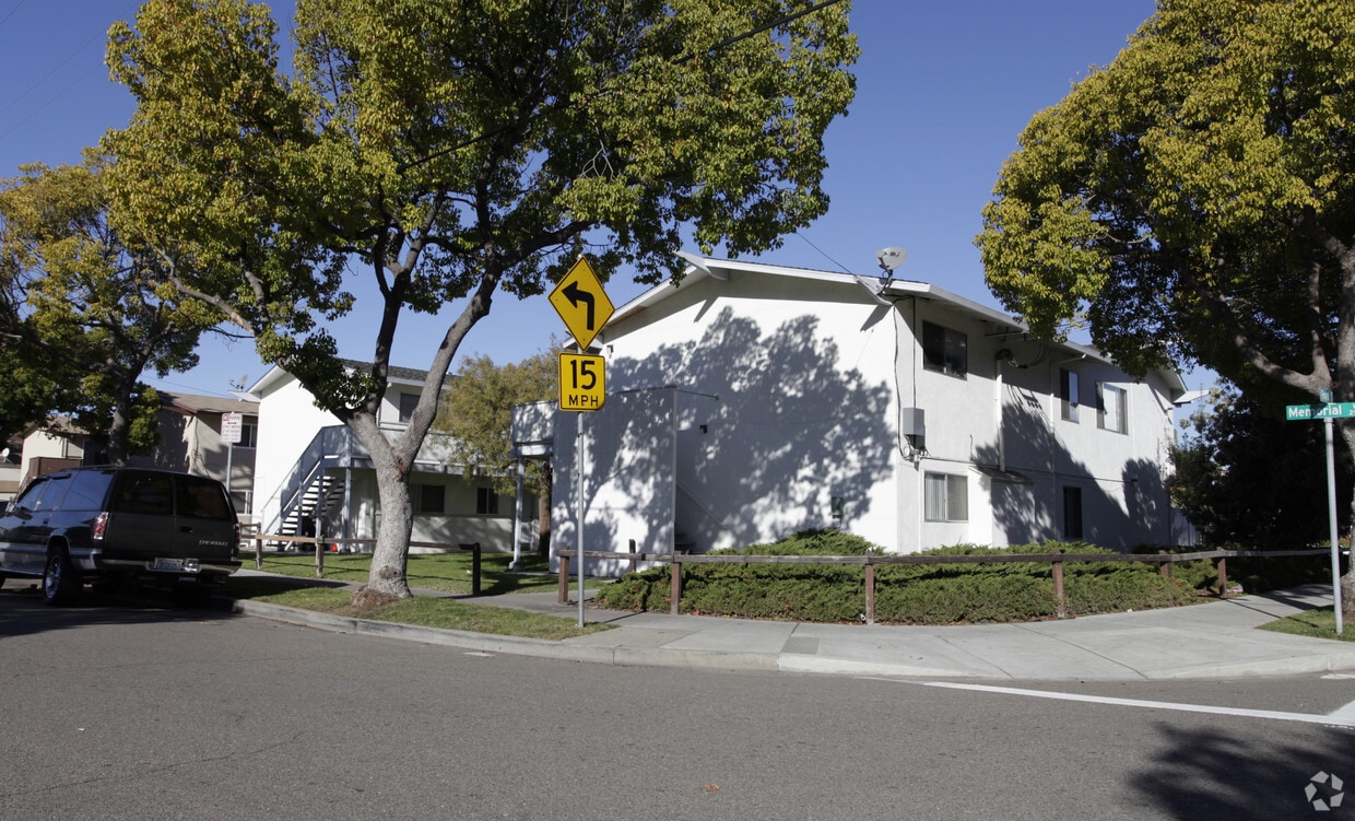 Building Photo - 735 Memorial Way