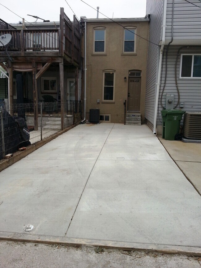Off Street Parking - 1415 E Clement St