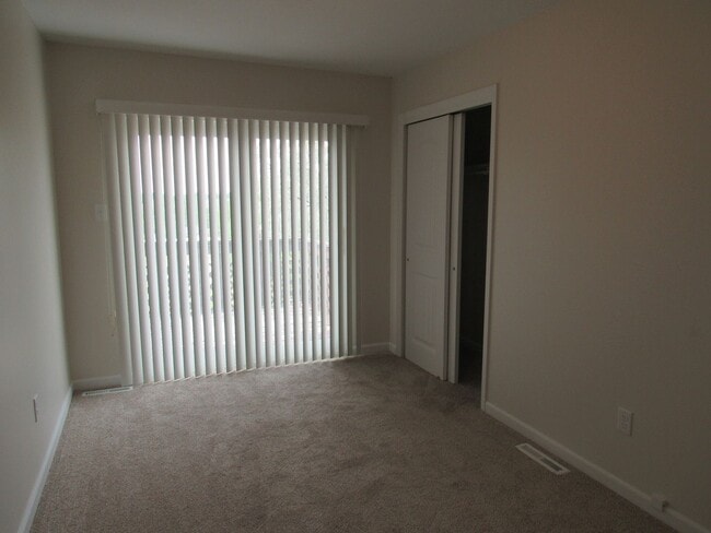 Building Photo - Remodeled Townhome!
