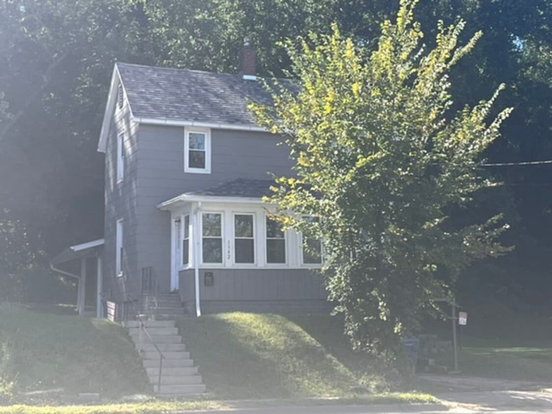 Primary Photo - 3 Bedroom 1 Bath House in East Moline