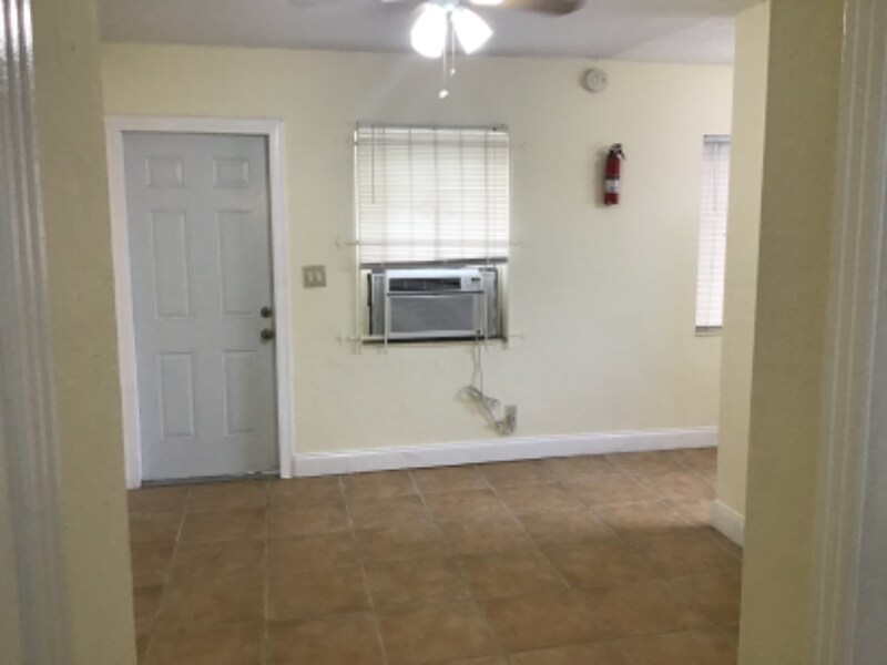Foto principal - 2441 SW 27th Ave