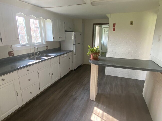 Foto del edificio - Authentic 3 bedroom New England Colonial! ...