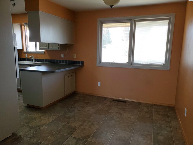 Foto del edificio - Tri-Level Kennewick Home with Dual Fireplaces