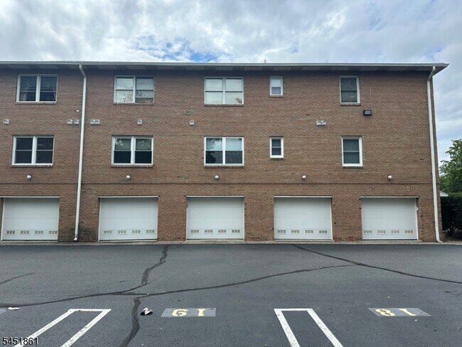Foto del edificio - 105 Newark Pompton Turnpike