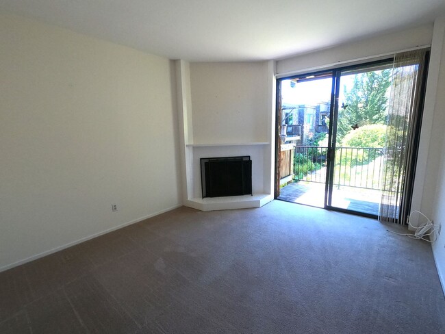 Building Photo - LARGE ONE BEDROOM END UNIT CONDO IN SHELTE...