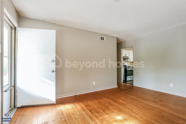 Building Photo - Beautiful and Modern 3 BD 1 BA with 1,196 ...