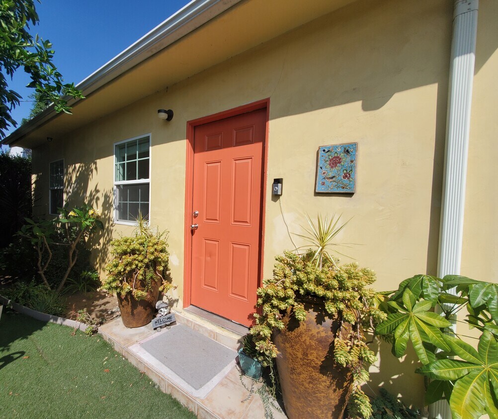 Primary Photo - 808 N Orange Grove Ave