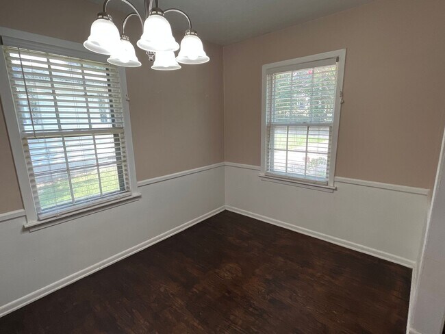 Building Photo - 3 bedroom 1 bath home walking/biking dista...
