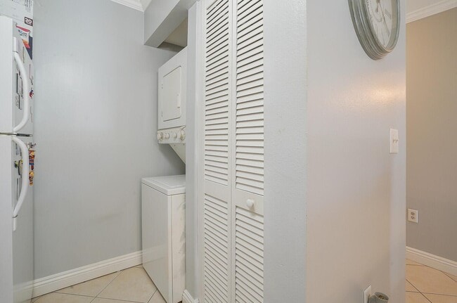 Building Photo - 4855 Via Palm Lks