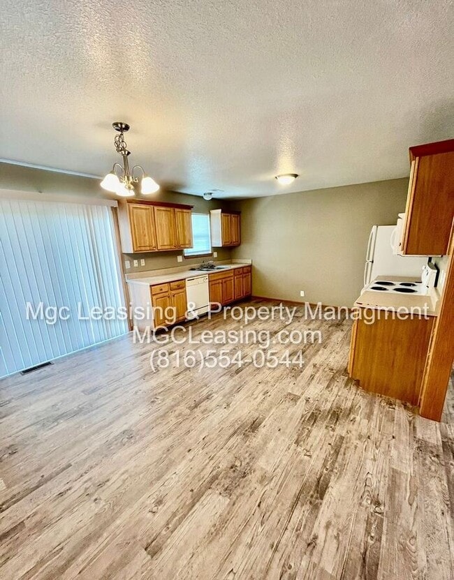 Building Photo - Spacious Duplex ready for your March move in!