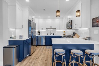 Building Photo - 1721 Centre St