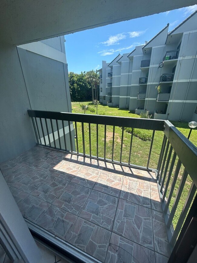 Foto del edificio - Now Leasing - Two bedroom condo with a pri...