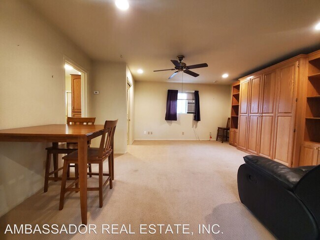 Building Photo - 452 Pina Ln