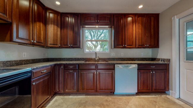 Building Photo - 3/2 with Den and extra long single car gar...