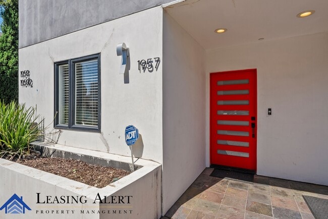 Building Photo - 1957 Vista Del Mar Ave