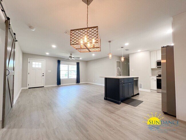 Building Photo - Centrally located and renovated Fort Walto...