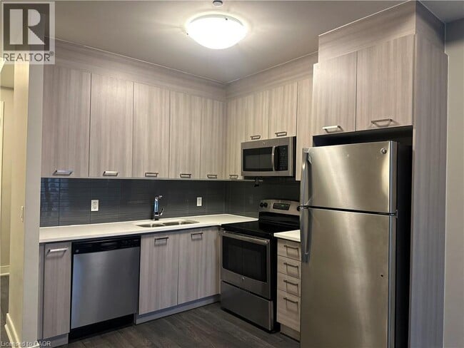 Building Photo - 150 Main St W