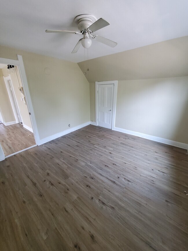 Building Photo - Charming 2BED/1BATH Riverwest Upper Unit