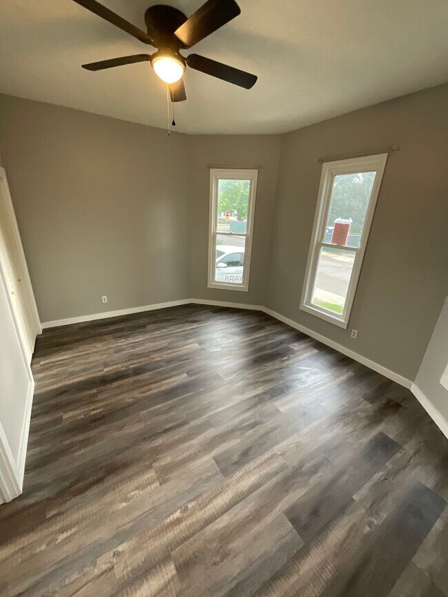 Foto del edificio - *August 2028* 5 Bedroom house 1 block off Kirkwood FULLY RENOVATED