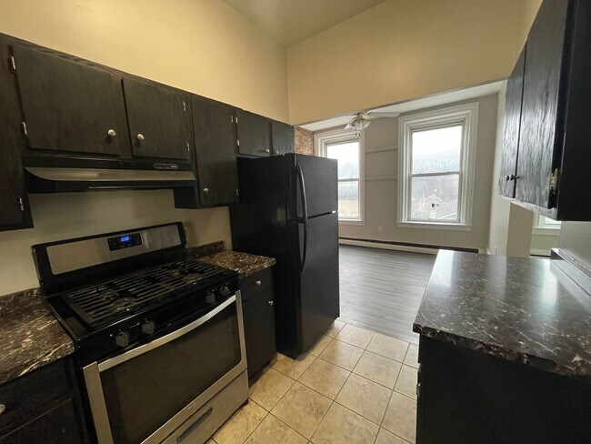 Foto del edificio - Bright & Spacious 2-Bedroom in Downtown Adams – $1,450/month