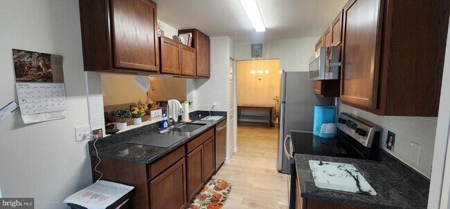 Building Photo - 3500 Thomas Pointe Ct