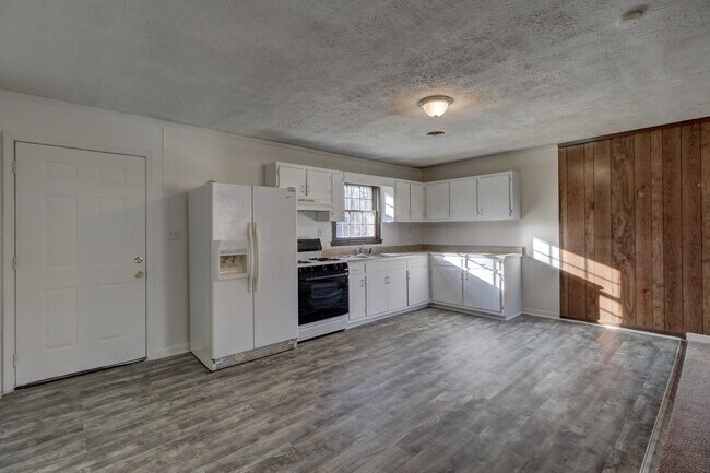 Building Photo - 107 Oakwood Cir