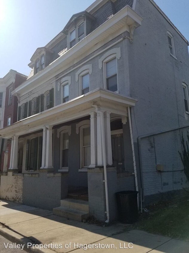 Primary Photo - 221 Summit Ave