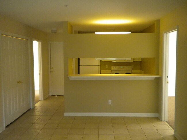 Building Photo - Cute 4bedroom Condo Within Walking Distanc...