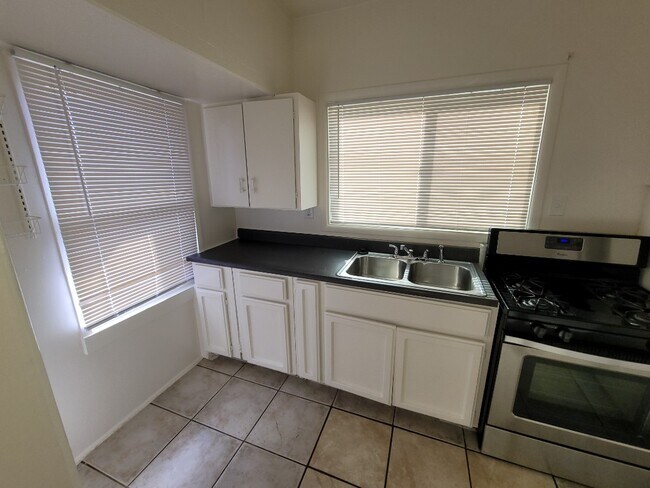 Foto del edificio - E Crescent Ave