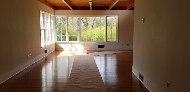 Building Photo - 731 W Charlton St