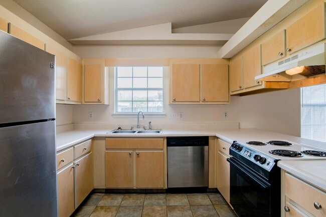 Building Photo - 3 bed 2 bath home off Creighton Rd