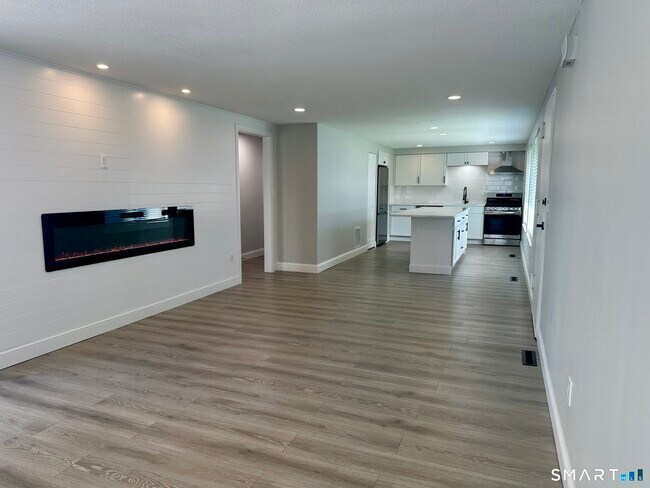 Foto del edificio - 219 Crosswoods Rd