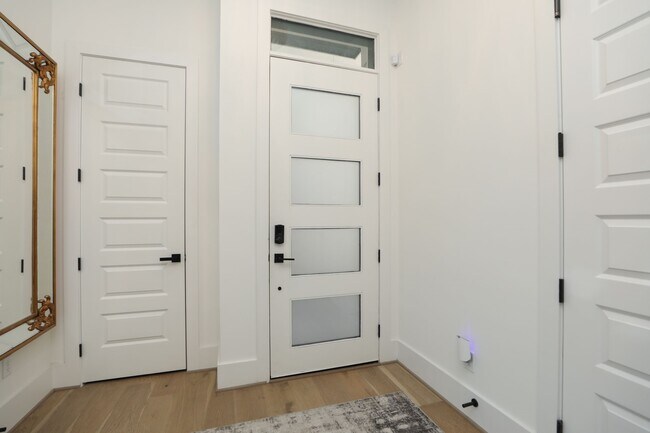 Foto del edificio - 5704 Fairdale Ln