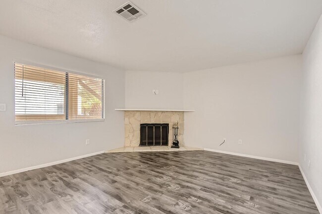 Building Photo - Upgraded 1st Floor Unit 2 Bed, 2 Bath Cond...