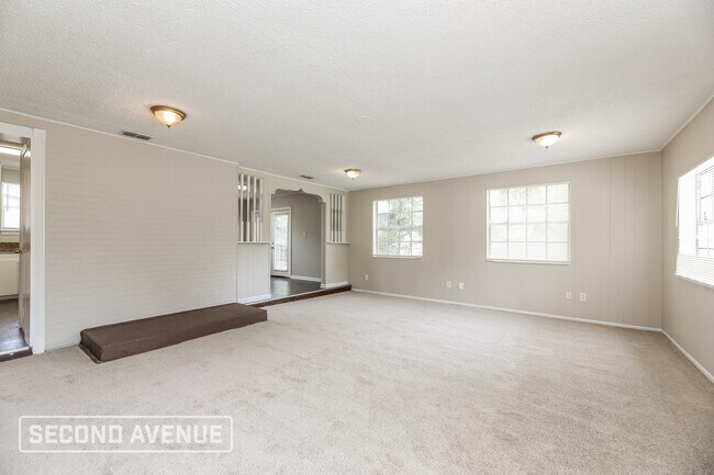 Foto del edificio - 1021 Lake Forest Blvd