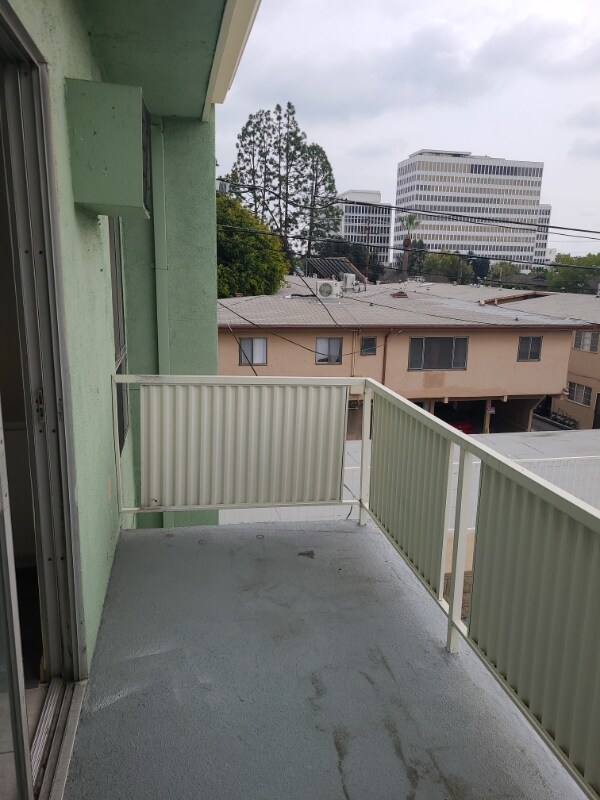 Building Photo - 160 S El Molino Ave