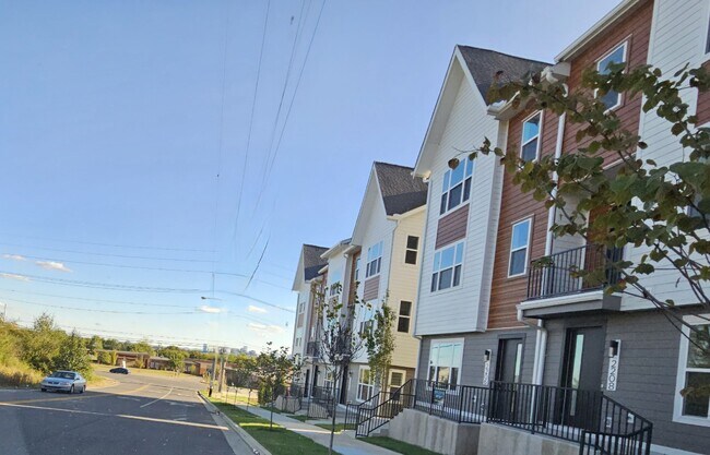 Building Photo - 2210 Old Matthews Rd