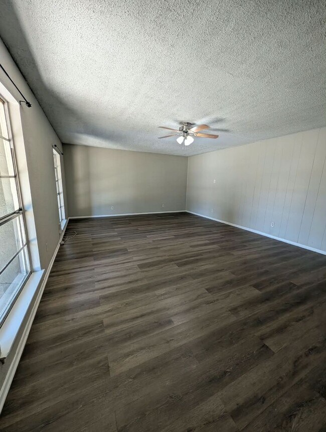 Building Photo - 6807 Blue Lake Dr