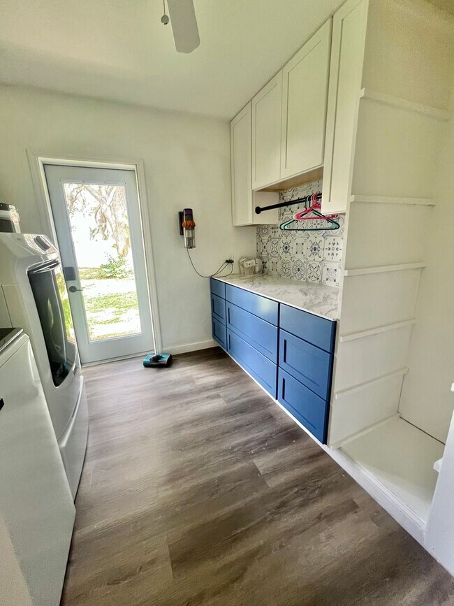 Foto del edificio - LARGE Beautifully Renovated 4/3 in Quaint ...