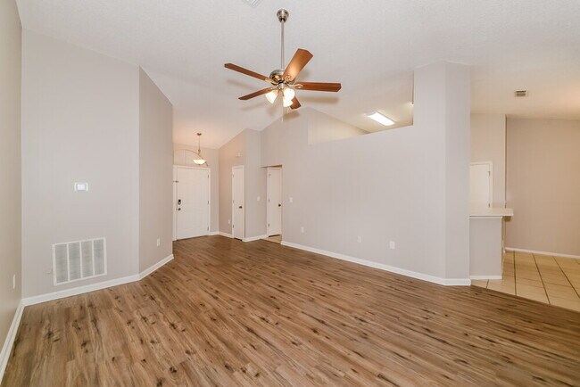 Building Photo - 605 45th St E