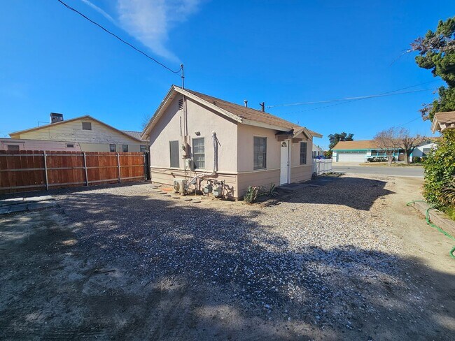 Foto del edificio - 1+ 1 Bed 1 Bath Cottage in San Jacinto $1425.00