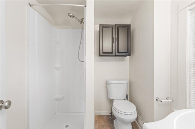 Foto del edificio - 139 Leona Ave