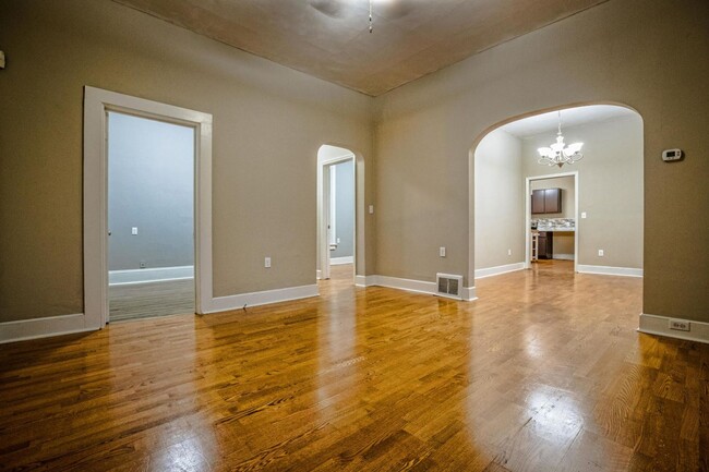 Building Photo - 3 Bedroom House with Garage
