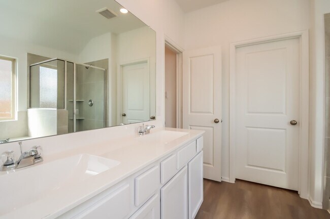 Foto del edificio - 712 Autumn Lake Ln