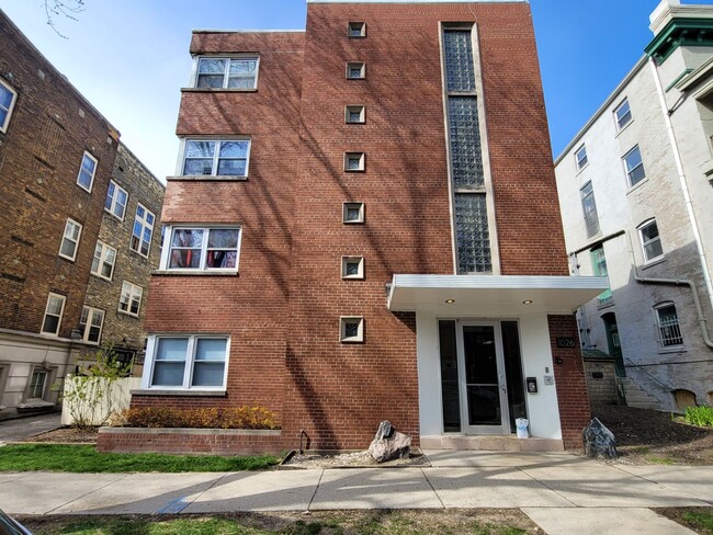 Interior Photo - 1026 E Lyon St