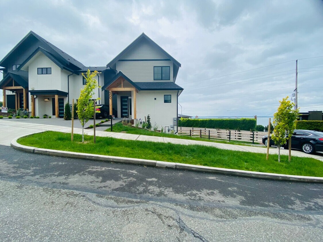 Primary Photo - New Townhome on 500 12th st! ~ Furnished O...