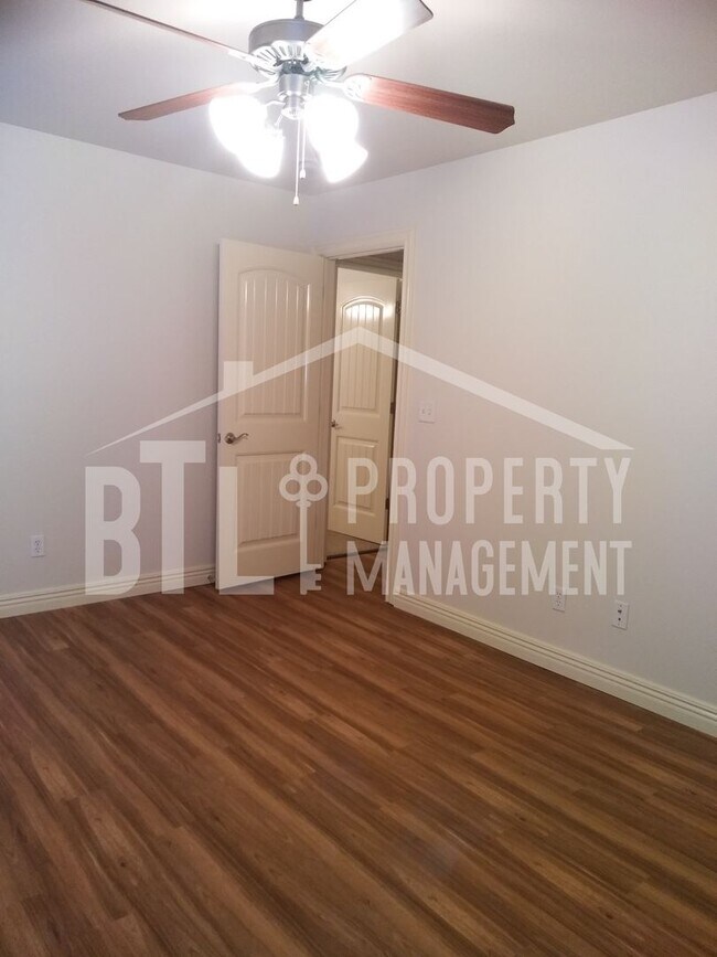 Building Photo - 3BR Duplex with 2-Car Garage in Forsyth