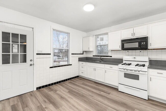 Building Photo - "Cozy 2-Bedroom, 1 bath Retreat with Fireplace Charm!"  One car garage, section 8 ok.