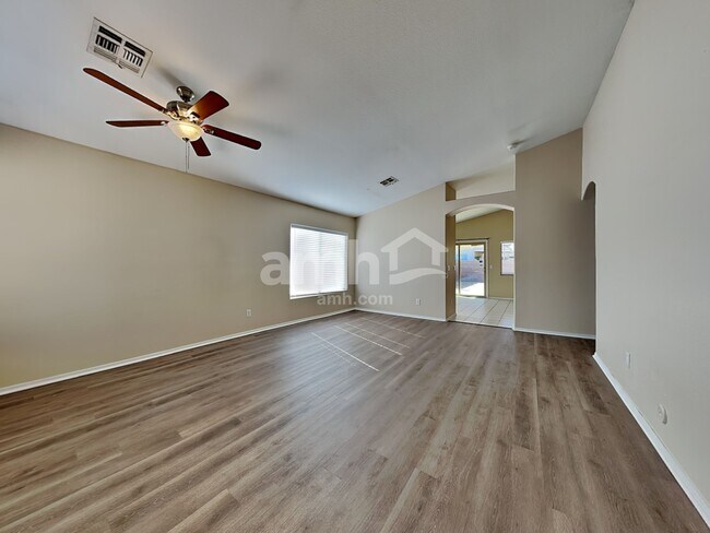 Foto del edificio - 6323 W Winslow Ave